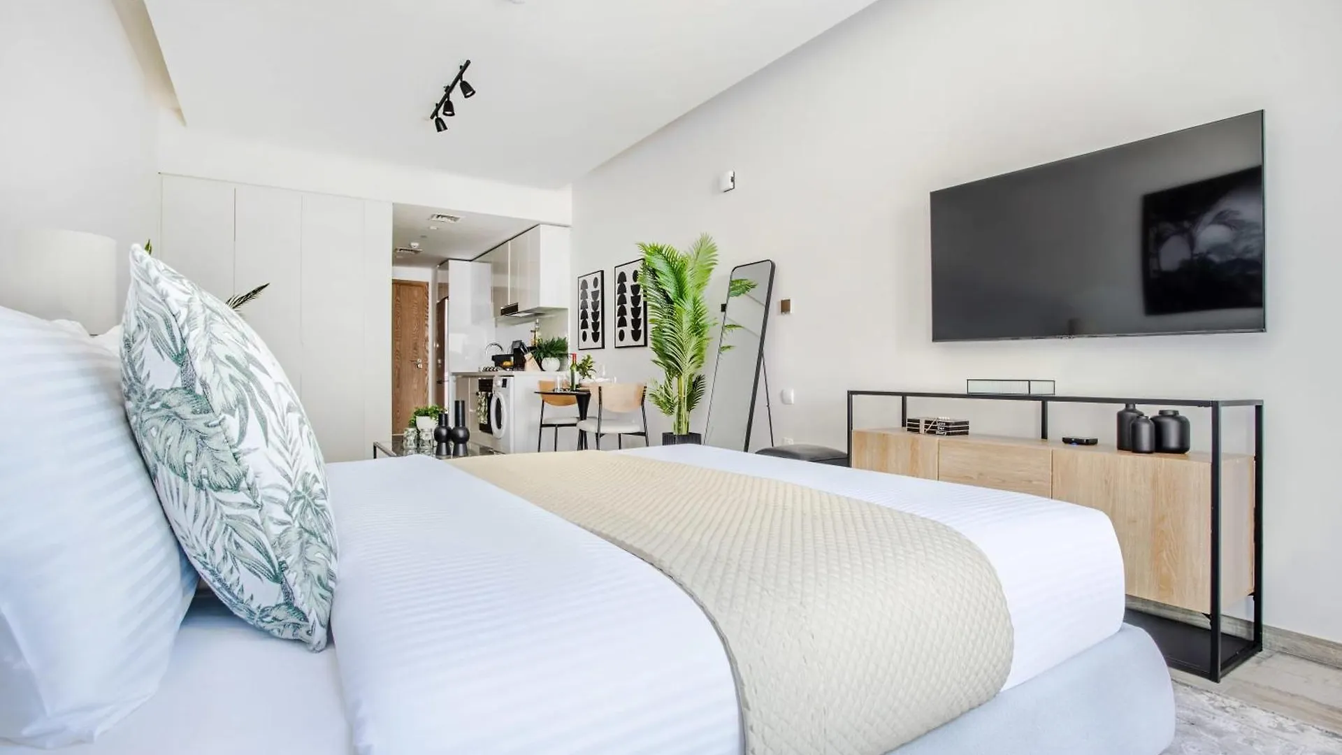 Frank Porter - Ahad Residences Dubai United Arab Emirates